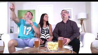 Apoi, timp de aproximativ o jumătate de oră, el a ținut-o trage foarte tare și a început, de asemenea, să-mi ridic fundul de pe fiecare găină și m-a sprijinit tot timpul, mi-a spus da, uhffh, a pus un pic mai mult, da. Două complet în interiorul