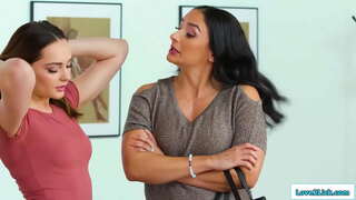 бюстова мачуха та падчерка мають таємний роман, і дівчина проникає до спальні мілфи, вони цілуються. Латинос лизе її зад, а вона лизе їй кицьку