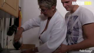 REIFE SWINGER-#尔娜-饥渴的大屁股架美洲狮型的跳跃在公鸡和打击她的男人