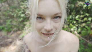 Gái lớn trong rừng. Karneli Hiền