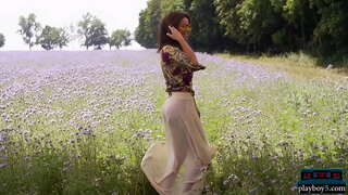 Busty Hungarian MILF nga modelo gets hubo ug tan-awon hilabihan init nga hubo