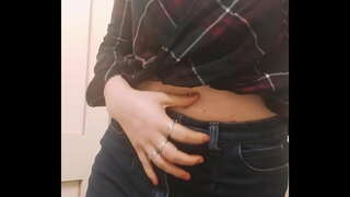 Big Boobs Kotiro Titorehanga Tākaro i te Topanga i roto i te Wharepaku i roto i te Haere