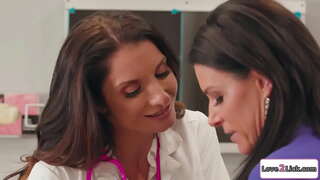 Грудастая шәфкать туташы соблазняет милфу-укытучым һәм лижет аның бритую киску.Брюнетка сосет үзләренең зур сиськи, ә аннары лижет һәм мастурбирует үз киску.Аннары алар 69