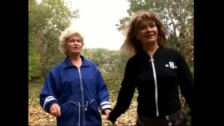 Horny mûrit voulez expérimenter avec sa chatte de l&#039;autre sur l&#039;herbe