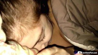 Despertó a su hijastra de chupar su polla, y él no se quejaba.