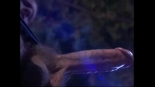 Peituda ravenhaired babe obtém bateu por votary como ritual do Diabo culto