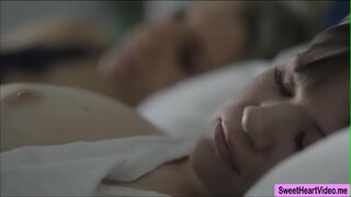 Alison Rey je s Ashley Požiarov a ich teší, lízanie ich mačička Alison Rey je s Ashley Požiarov a ich teší, lízanie ich mačička