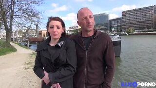 Tôi đưa nó trước mặt chồng tôi với