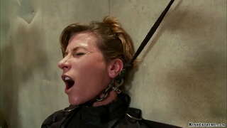 Kẹt nô lệ nô lệ Ariel X được gắn vào sáng bàn sau đó xích được hậu môn đồ chơi trên một cây gậy trong tay của thầy Orlando