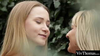 Жыныстық подружки-жасөспірімдер лижут бір-біріне дымқыл киски