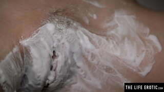 Jereo ny lehibe boobs jiggle izy shaves ny voloina pussy sy ny masturbates